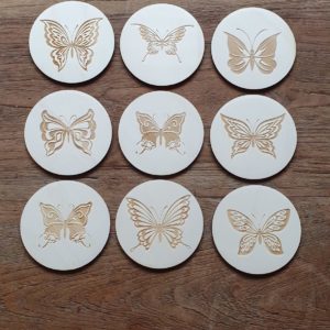 9 houten onderzetters met vlinders