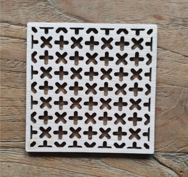 houten onderzetter vierkant kruisjes van multiplex