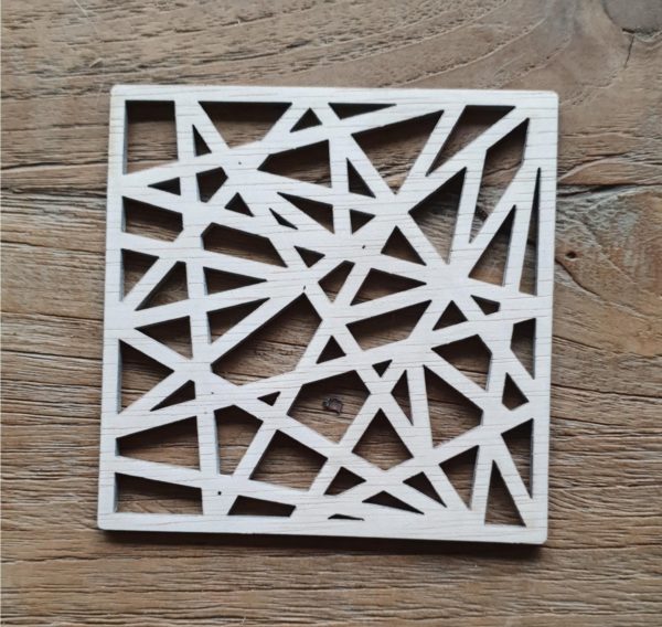 vierkante houten onderzetter van multiplex met schuine lijnen motief