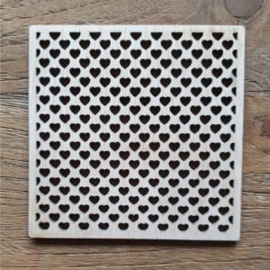 vierkante houten onderzetter van multiplex met hartjes motief