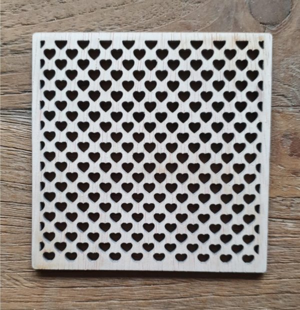 vierkante houten onderzetter van multiplex met hartjes motief