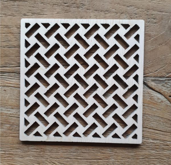 vierkante houten onderzetter van multiplex met kortle lijnjes
