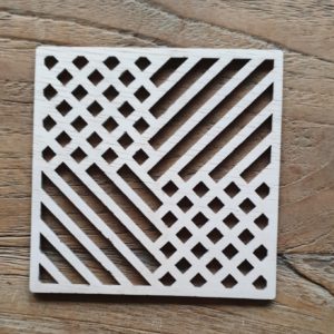 vierkante houten onderzetter van multiplex met lijnen en vierkantjes