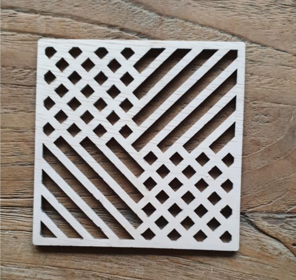 vierkante houten onderzetter van multiplex met lijnen en vierkantjes