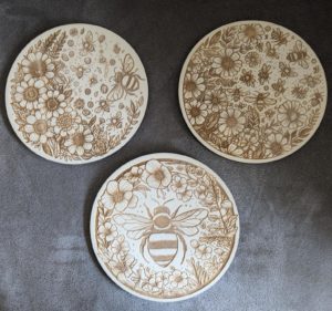 Houten Pannenonderzetters met Bloemen en Bijtjes